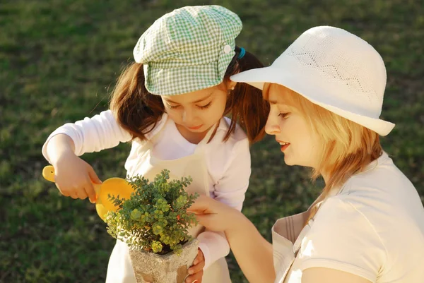 Parkta Birlikte Vakit Geçiren Anne Kızının Portresi — Stok fotoğraf