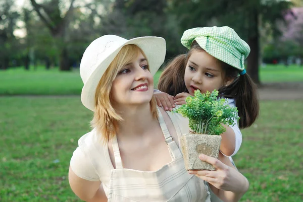 Porträtt Mor Och Dotter Tillbringa Tid Tillsammans Parken — Stockfoto