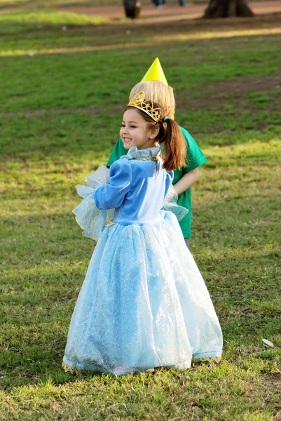 可爱的小女孩在公主礼服与礼品盒的肖像 — 图库照片