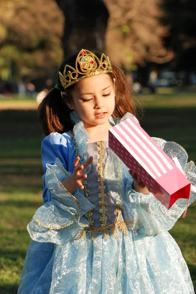 可爱的小女孩在公主礼服与礼品盒的肖像 — 图库照片