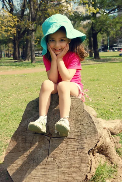 Πορτρέτο Του Αξιολάτρευτο Μικρό Κορίτσι Κάθεται Στο Κούτσουρο Στο Πάρκο — Φωτογραφία Αρχείου