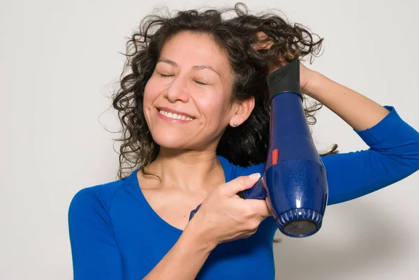 Porträt Einer Schönen Frau Die Haare Auf Weiß Trocknet — Stockfoto