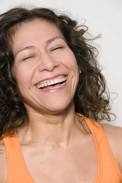 Portret Pięknej Kobiety Śmiać Się Białym Tle — Zdjęcie stockowe