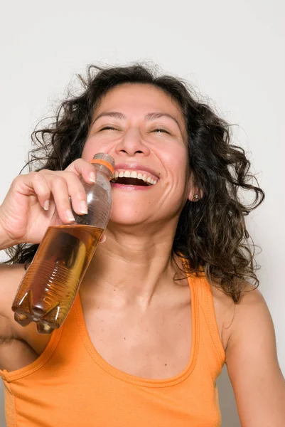 Porträt Einer Schönen Frau Die Getränk Aus Plastikflasche Trinkt — Stockfoto