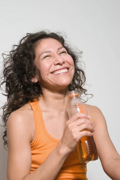 Portret Van Mooie Vrouw Drinken Van Drank Uit Plastic Fles — Stockfoto