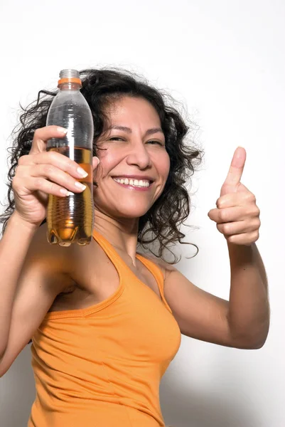 Retrato Mulher Bonita Bebendo Bebida Garrafa Plástico — Fotografia de Stock