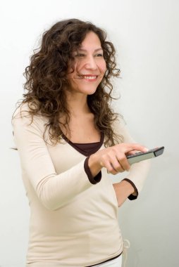 tv uzaktan kumanda ile güzel kadın portresi