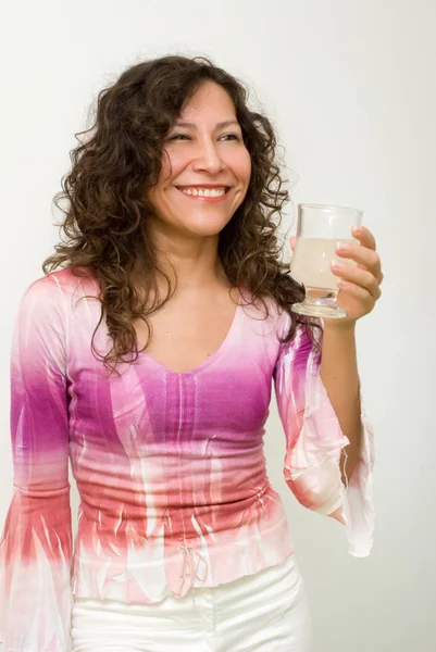 Porträt Einer Schönen Frau Mit Einem Glas Getränk Vor Weißem — Stockfoto