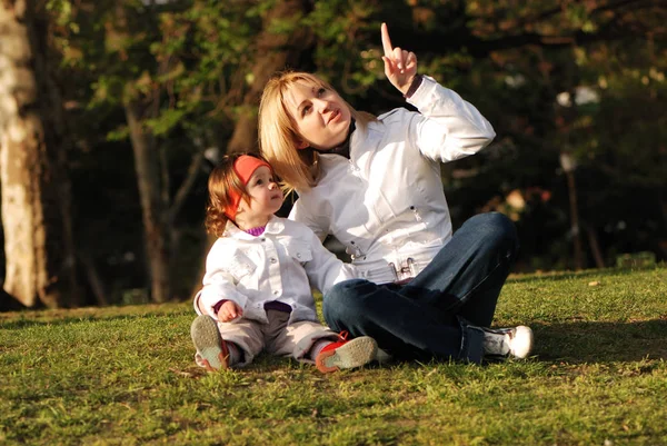 Retrato Mãe Filha Passando Tempo Juntos Parque — Fotografia de Stock