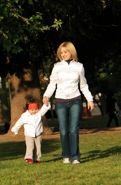 Ritratto Madre Figlia Che Trascorrono Del Tempo Insieme Nel Parco — Foto Stock