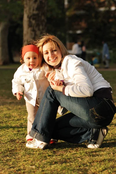 公園で一緒に時間を過ごす母と娘の肖像画 — ストック写真