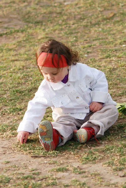 Portrait Petite Fille Adorable Asseyant Sur Herbe Dans Stationnement — Photo