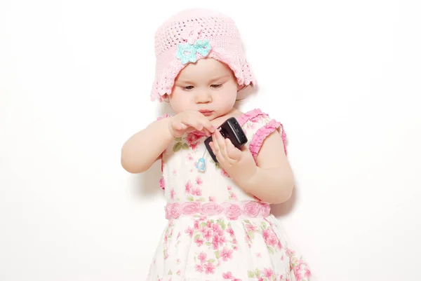 可爱的小女孩的肖像与电话隔离在白色 — 图库照片