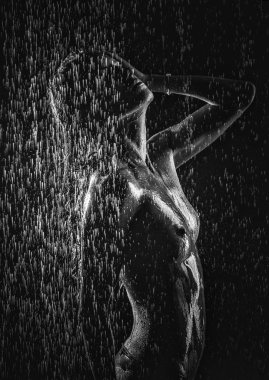 siyah, siyah ve beyaz çekim üzerinde yağmur altında güzel çıplak genç kadın