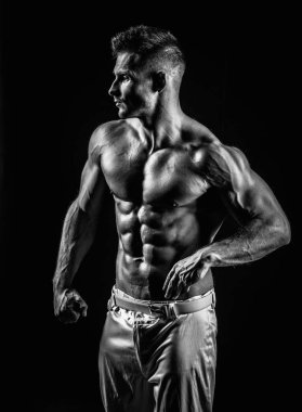 siyah ve beyaz siyah izole yakışıklı kaslı adam kadeh