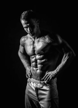 siyah ve beyaz siyah izole yakışıklı kaslı adam kadeh