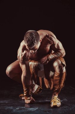 Romalı savaşçı kostüm siyah yakışıklı kaslı adam