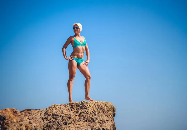 Atractiva Atleta Femenina Posando Sobre Rocas Frente Mar —  Fotos de Stock