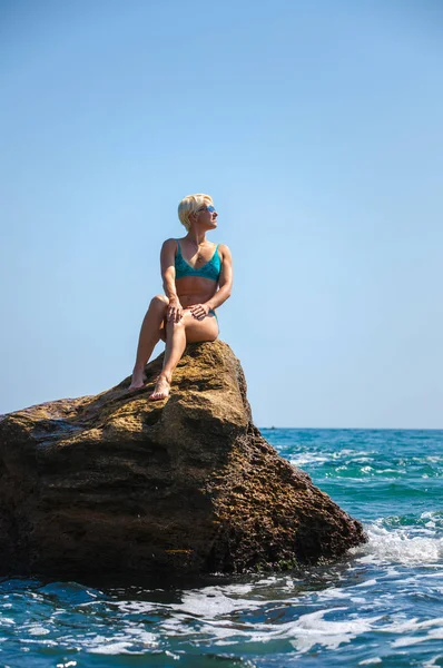 Приваблива Жінка Спортсмен Позує Каменях Перед Морем — стокове фото