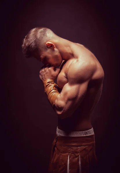 Schöner Muskulöser Mann Isoliert Auf Schwarz — Stockfoto