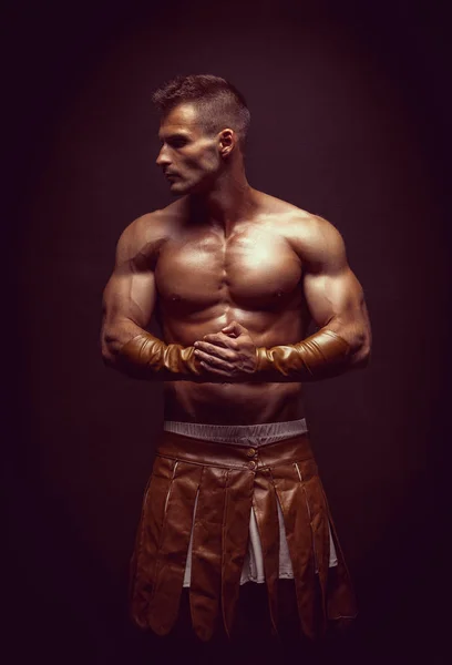 Bel Homme Musclé Costume Guerrier Romain Sur Noir — Photo