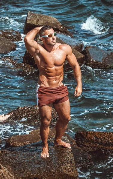 Guapo Atleta Masculino Posando Sobre Rocas — Foto de Stock