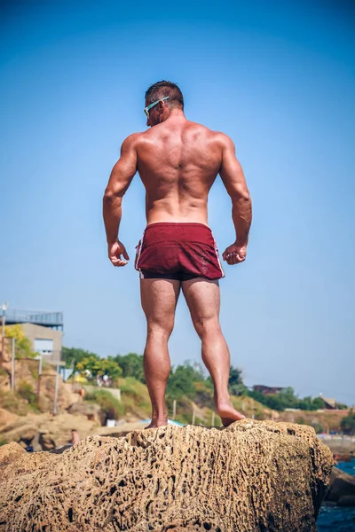 Guapo Atleta Masculino Posando Sobre Rocas — Foto de Stock
