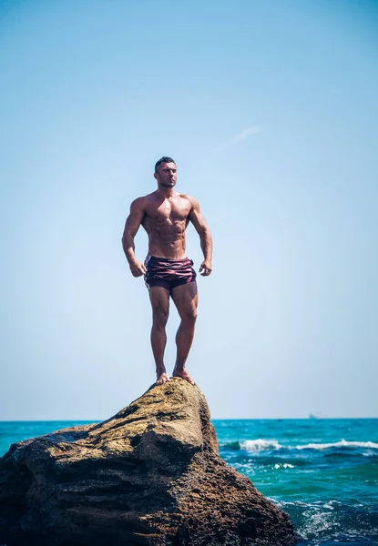 Atleta Masculino Bonito Posando Rochas Frente Mar — Fotografia de Stock