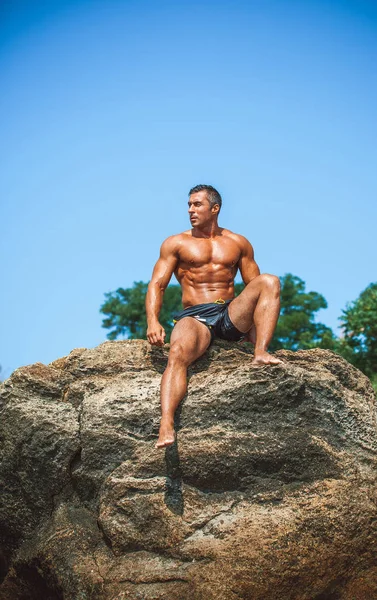 Schöner Männlicher Athlet Posiert Auf Felsen — Stockfoto