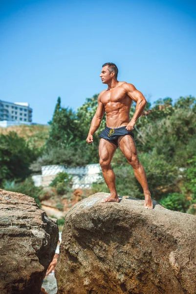 Guapo Atleta Masculino Posando Sobre Rocas — Foto de Stock