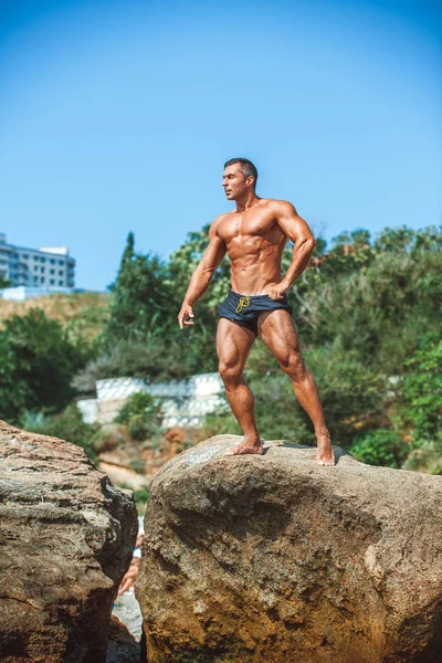 Atleta Masculino Bonito Posando Rochas — Fotografia de Stock