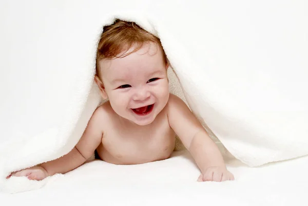 Portret Van Kleine Jongen Onder Een Handdoek Terry — Stockfoto