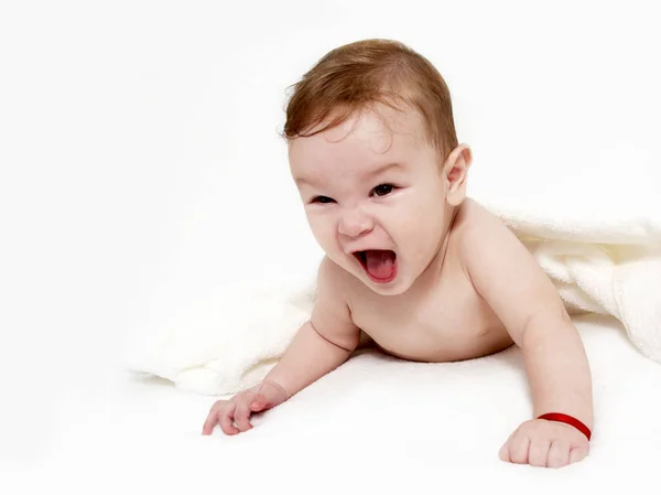 Porträt Des Kleinen Jungen Unter Einem Frotteehandtuch — Stockfoto