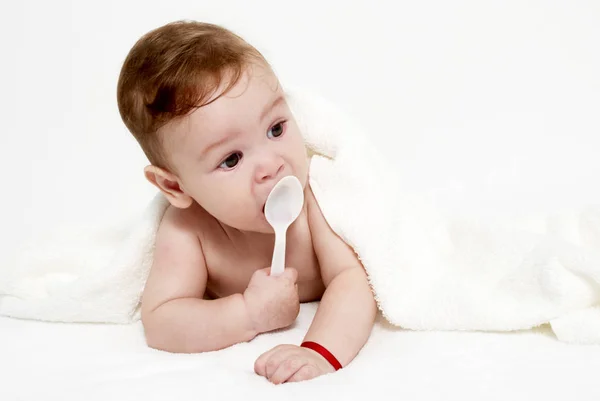 Porträt Des Kleinen Jungen Unter Einem Frotteehandtuch Mit Einem Löffel — Stockfoto