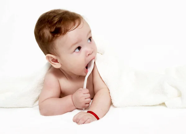 Portret Małego Chłopca Pod Ręcznikiem Frotte Łyżką Ręku — Zdjęcie stockowe