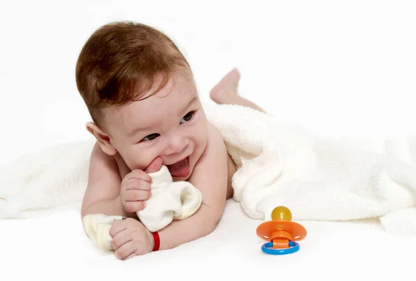 Porträt Des Kleinen Jungen Unter Einem Frotteehandtuch — Stockfoto