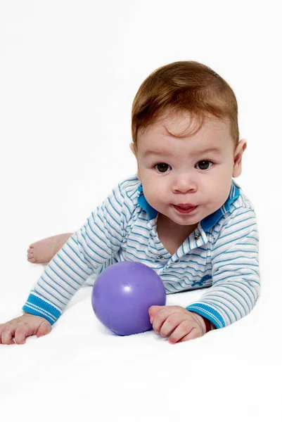 Portret Van Kleine Jongen Een Lichte Achtergrond — Stockfoto