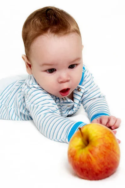 Portret Van Kleine Jongen Met Een Appel Een Lichte Achtergrond — Stockfoto