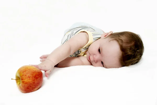 Porträt Des Kleinen Jungen Mit Einem Apfel Auf Hellem Hintergrund — Stockfoto