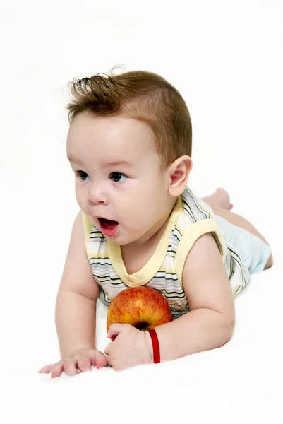 Porträt Des Kleinen Jungen Mit Einem Apfel Auf Hellem Hintergrund — Stockfoto