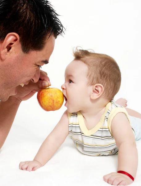 Portrait Petit Garçon Père Avec Une Pomme Sur Fond Clair — Photo