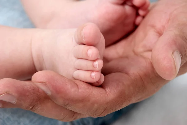 Close Van Een Vader Hand Baby Voeten — Stockfoto