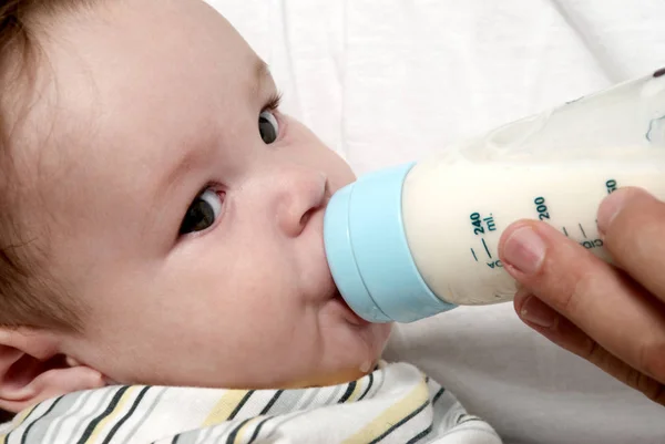 Porträtt Baby Dricka Mjölk Hennes Flaska — Stockfoto