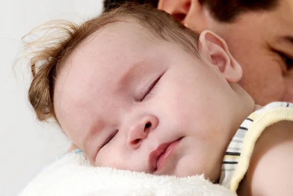 Baby Slapen Haar Vader Armen — Stockfoto