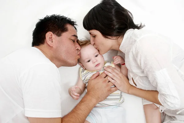 Bebê Com Pais Deitados Uma Cama Fundo Branco — Fotografia de Stock