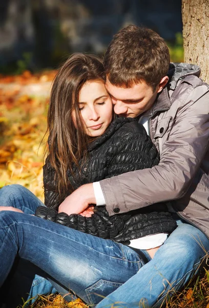 Young Couple Love Hugging Autumn Park Together — Stock Photo, Image