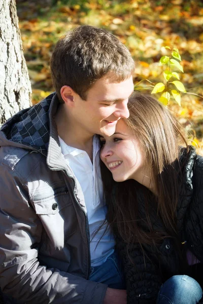 微笑对年轻夫妇在一起拥抱在秋天公园的爱 — 图库照片