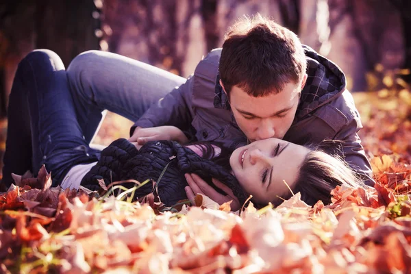 Baciare Una Giovane Coppia Innamorata Nel Parco Autunnale — Foto Stock