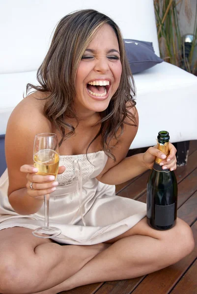 笑情绪拉丁女人与香槟 — 图库照片