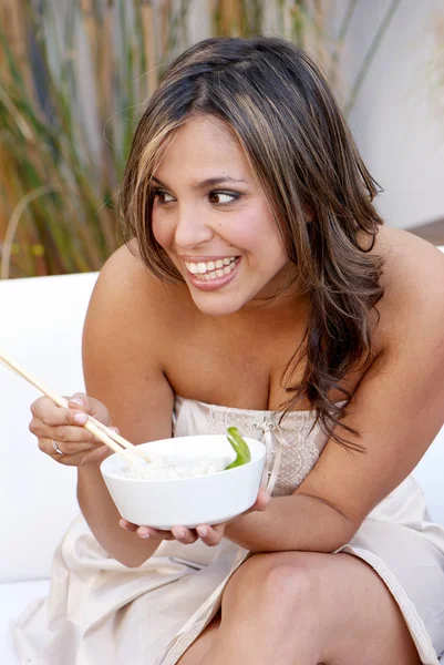 Hermosa Mujer Comiendo Arroz Con Palos — Foto de Stock